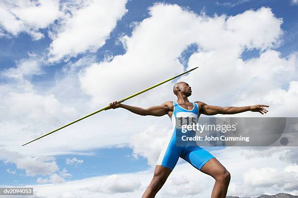 man throwing a javelin - pettorina foto e immagini stock