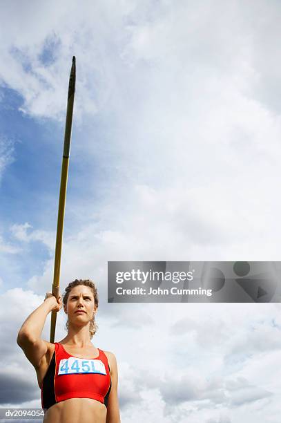 woman throwing a javelin - women's field event 個照片及圖片檔