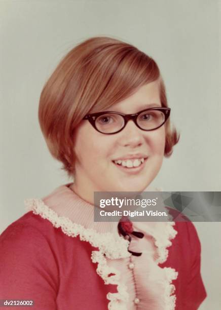 1960s studio portrait of a young girl with spectacles - óculos de armação grossa imagens e fotografias de stock