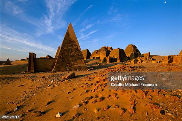 meroe pyramids, meroe, sudan, africa - meroe 個照片及圖片檔