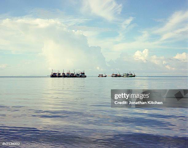 fishing boats, koh samui, thailand - province de surat thani photos et images de collection