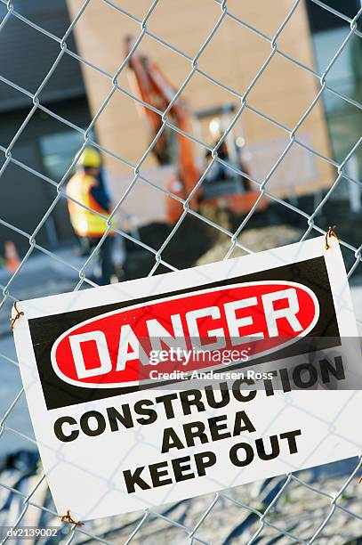 keep out sign on a wire fence on a construction site - escrita ocidental imagens e fotografias de stock