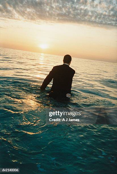 businessman walking in sea - j hope 個照片及圖片檔