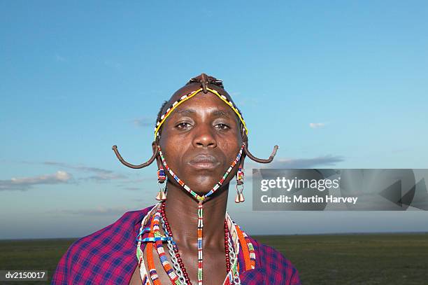 portrait of a serious looking masai man - tribu de áfrica oriental fotografías e imágenes de stock