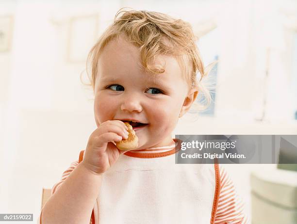 young child eating - one baby girl only fotografías e imágenes de stock