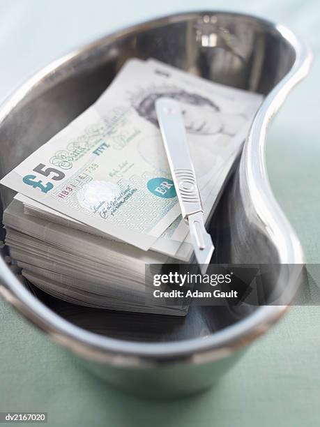 dollar notes and a surgery knife in a medical bowl - nota de cinco pounds - fotografias e filmes do acervo
