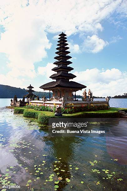 hindu temple floating on a lake, pura ulu danau, bali, indonesia - bratansee stock-fotos und bilder