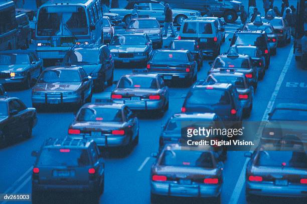 evening traffic jam with brake lights - vierbaansweg stockfoto's en -beelden