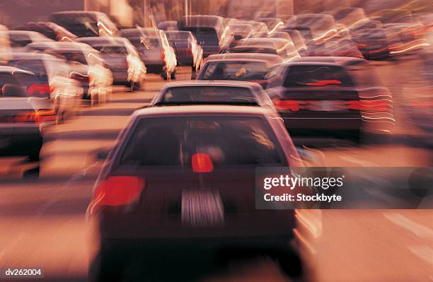 moving traffic with brake lights - vierbaansweg stockfoto's en -beelden