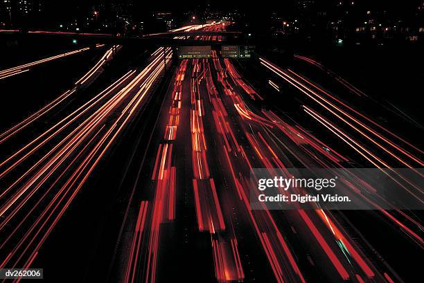 long exposure of multiple lanes of traffic - vierbaansweg stockfoto's en -beelden