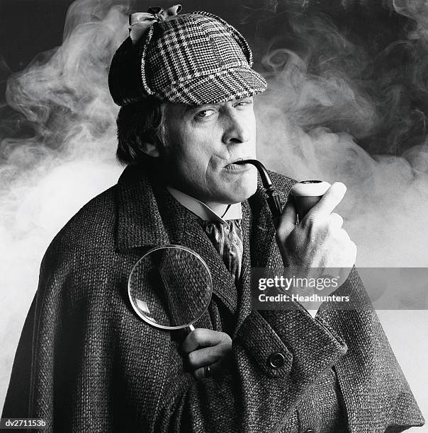 private investigator smoking pipe, holding magnifying glass - deerstalker hat imagens e fotografias de stock