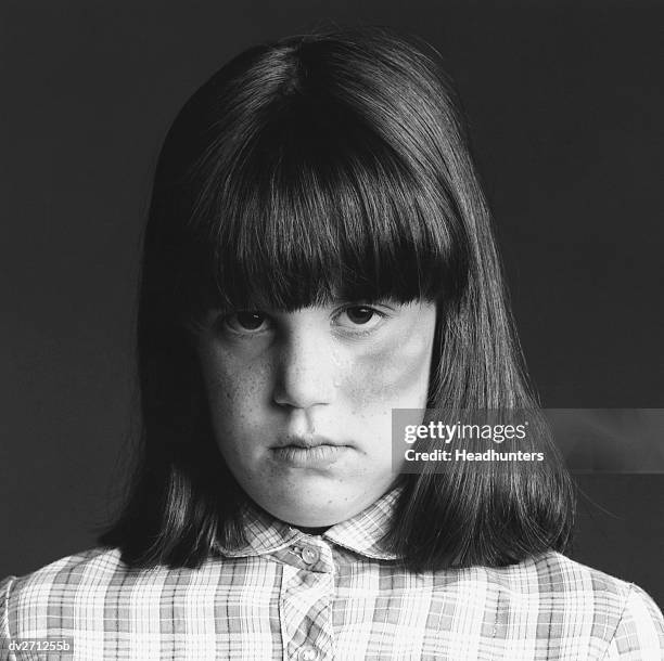 front view of girl with black eye - eye black fotografías e imágenes de stock