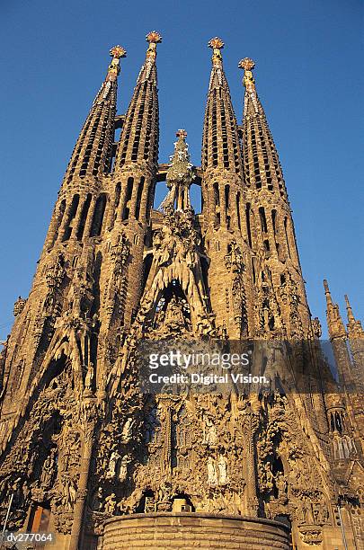 sagrada familia church, barcelona, spain - familia stockfoto's en -beelden