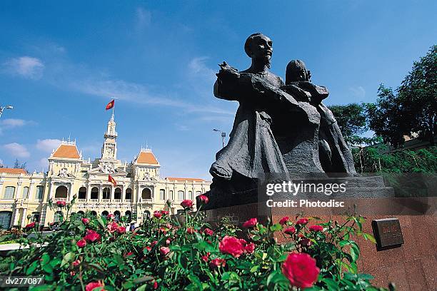 sculpture in front of ho chi minh city hall - ho stock pictures, royalty-free photos & images
