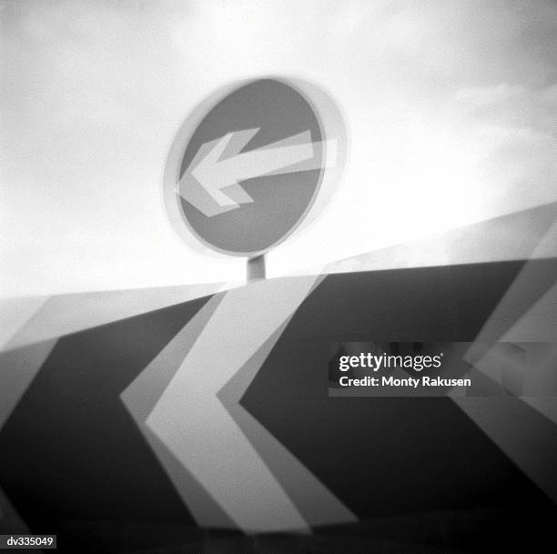 roadsign and barrier with arrows - barrier imagens e fotografias de stock