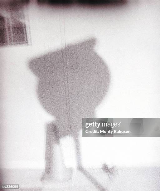 shadow from road sign projecting on building - monty shadow - fotografias e filmes do acervo
