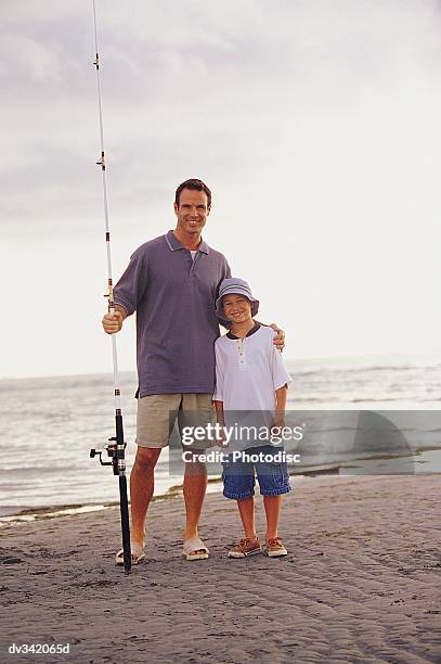 father teaching son how to fish, dad holding pole - how fotografías e imágenes de stock