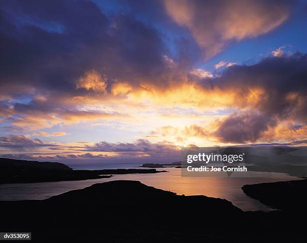 brilliant sunset over bay - ハイランド諸島 ストックフォトと画像