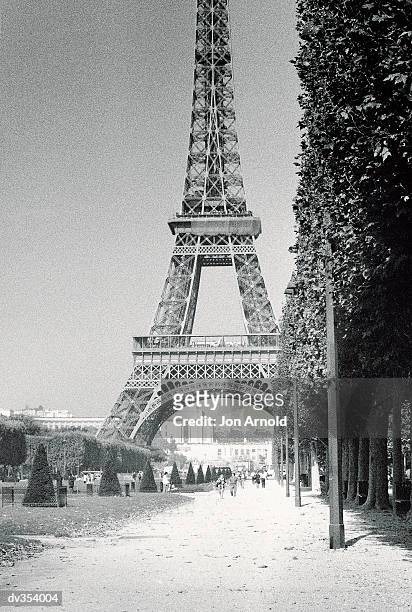 champs de mars and the eiffel tower - jon stock pictures, royalty-free photos & images