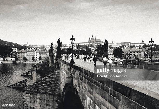 arno bridge, prague - arnold stockfoto's en -beelden