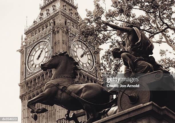 big ben and statue of boudicca - arnold stockfoto's en -beelden