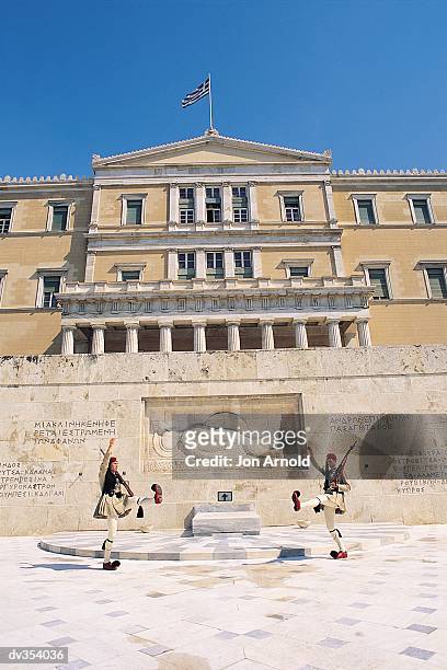 changing of the guard at syntagma square, athens - arnold stockfoto's en -beelden