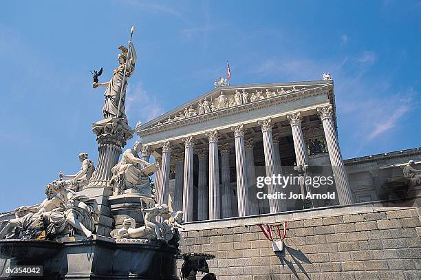 viennese parliament building with a statue of athena - arnold stockfoto's en -beelden