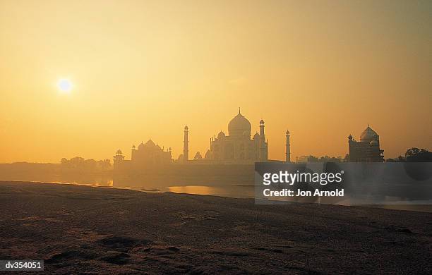 taj mahal at sunset - jon stock pictures, royalty-free photos & images