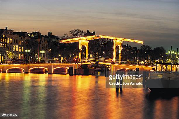 illuminated bridge in amsterdam - arnold stockfoto's en -beelden