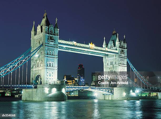 london bridge at night - arnold stockfoto's en -beelden