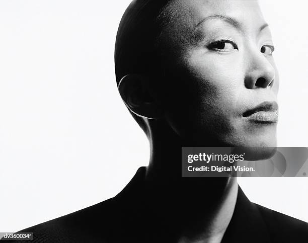 woman with serious look on face - black and white portrait woman stockfoto's en -beelden