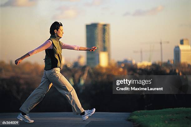 woman power walking - beenden stockfoto's en -beelden