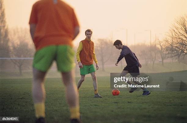 football game in park - アマチュア選手 ストックフォトと画像