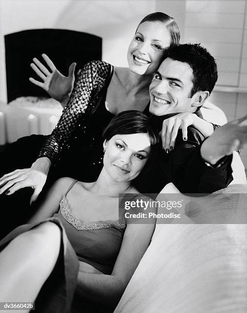 smiling man with open arms, surrounded by women - open seat godo stock-fotos und bilder
