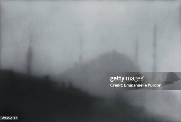 hill covered in mist and fog - sultanahmet viertel stock-fotos und bilder