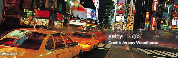 cabs in times square at night - upper midtown manhattan bildbanksfoton och bilder