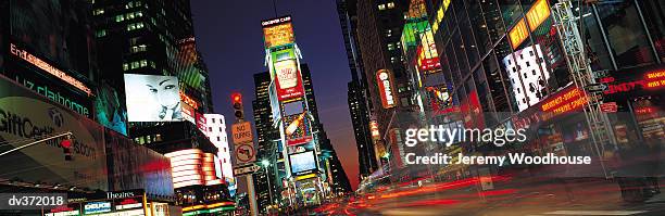 times square at night - upper midtown manhattan stock pictures, royalty-free photos & images