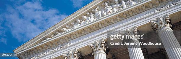 pediment of supreme court building - supreme court imagens e fotografias de stock