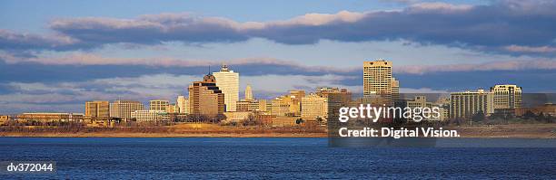 view across the mississippi of memphis, tennessee, usa - category:protected_areas_of_washington_county,_mississippi stock pictures, royalty-free photos & images