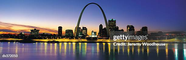 st louis at sundown - gateway arch st louis stockfoto's en -beelden