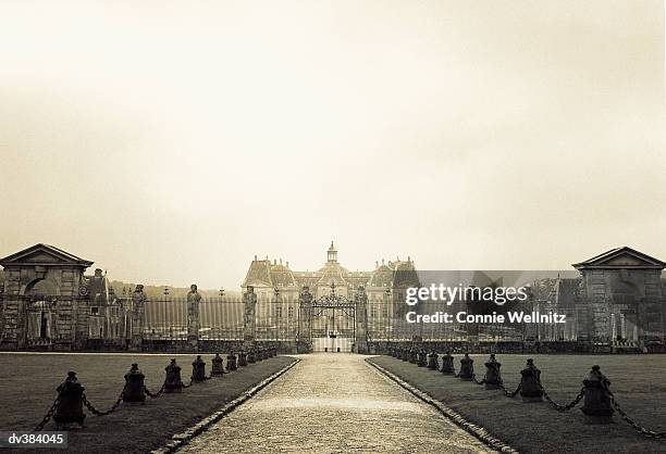 mansion behind large fence - chateau de vaux le vicomte stock pictures, royalty-free photos & images