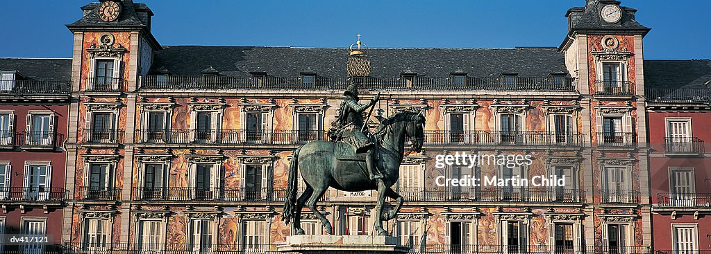 Statue of Felippe III in front of Casa De La Panaderia, Plaza Mayor, Madrid, Spain, Europe