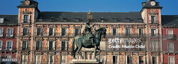 statue of felippe iii in front of casa de la panaderia, plaza mayor, madrid, spain, europe - casa stock pictures, royalty-free photos & images