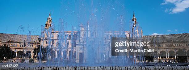 plaza de espana behind fountains, parque maria luisa, seville, spain - luisa fotografías e imágenes de stock