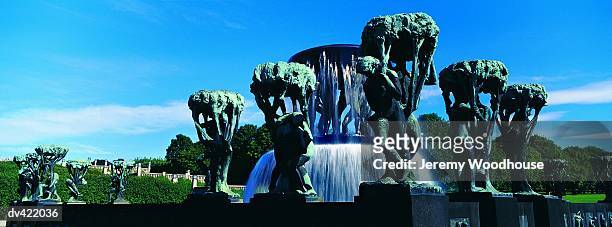 fountain sculpture by gustav vigeland, frogner park, oslo, norway, - vigeland sculpture park fotografías e imágenes de stock