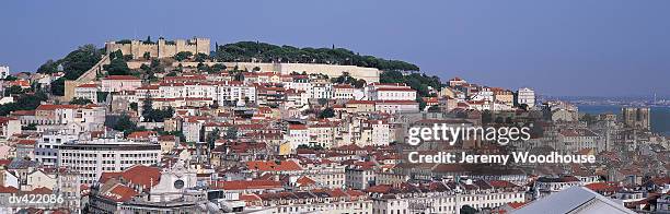 castelo de sao jorge, lisbon, portugal - ciudad baja fotografías e imágenes de stock