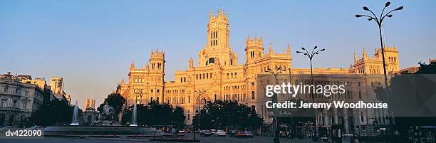 palacio de comunicaciones, madrid, spain - palacio de comunicaciones stockfoto's en -beelden