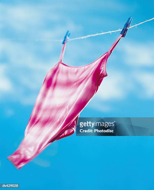 swimsuit drying on line - traje de baño de una pieza fotografías e imágenes de stock