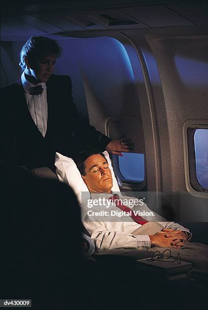 air hostess caring after a sleeping businessman on a commercial aeroplane - the sag aftra foundations conversations series presents mark ruffalo of spotlight stockfoto's en -beelden