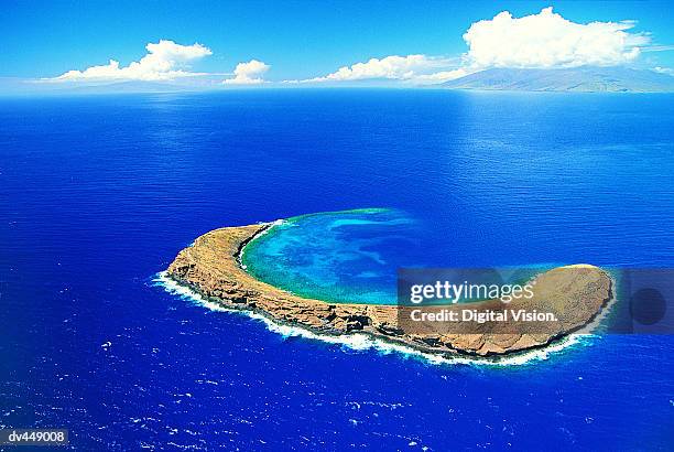 molokini crater, maui, hawaiian islands - hawaii islands overhead stock pictures, royalty-free photos & images